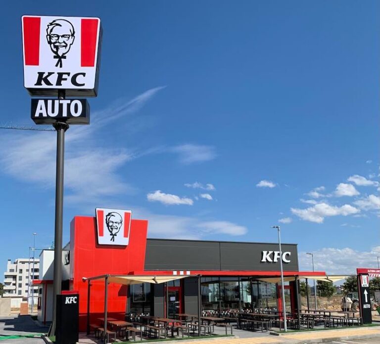 El restaurante KFC de Badajoz abre sus puertas al público